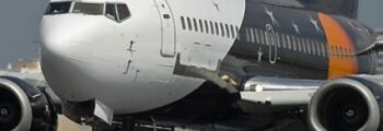 BBJ en vol avec couché de soleil au dessus de la mer et des côtes