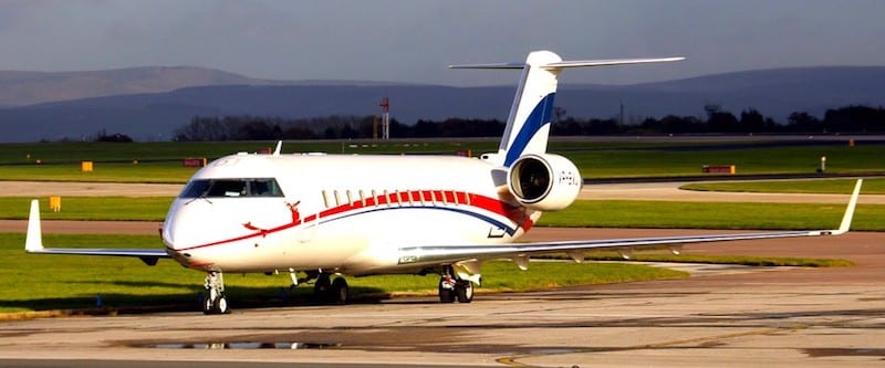Emplacement jet privé : intérieur vide, sièges beige en cuir.