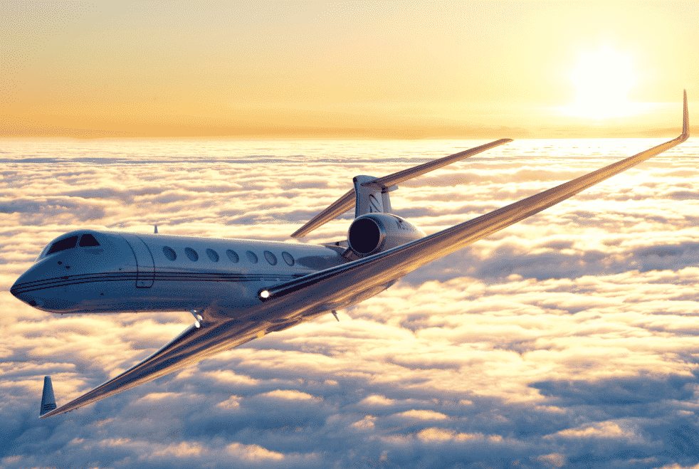 G550 jet privé en vol au dessus des nuages au couché de soleil