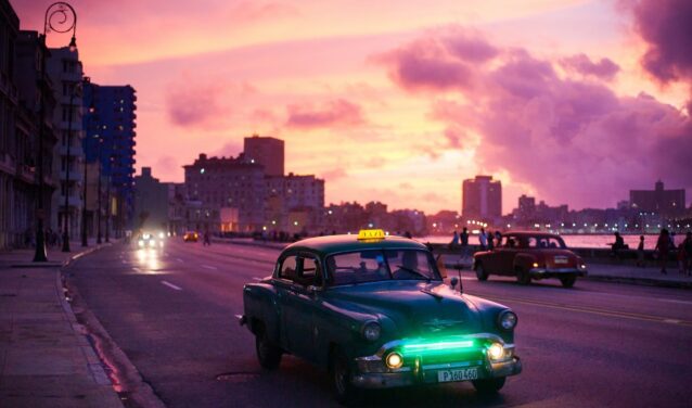**Image Alt:** La Havane : classic car au coucher du soleil