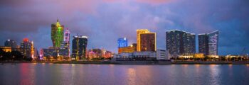 Allure vibrante de l'horizon de Macao avec des reflets néon.