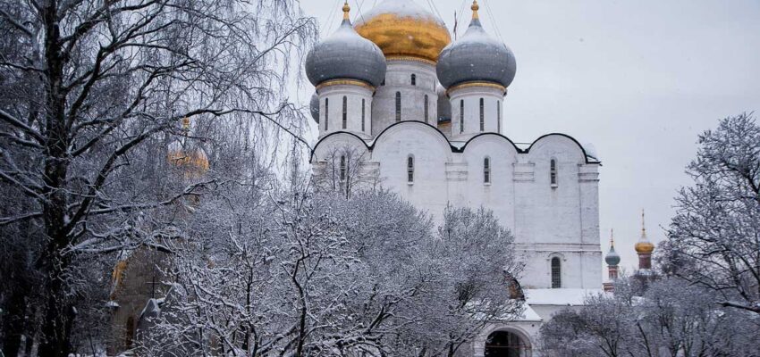 Cathédrale orthodoxe russe enneigée, dômes dorés en hiver.