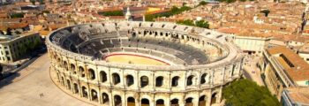 Amphithéâtre romain de Nîmes, vue aérienne ville méditerranéenne dense.