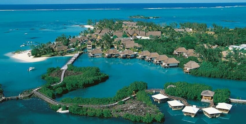 Requêtes célestes : Vue aérienne du complexe insulaire tropical.