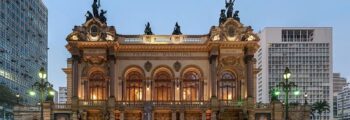 emplacement jet privé : Théâtre Municipal de São Paulo illuminé au crépuscule.