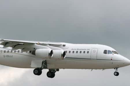 Location de jet privé : petit avion blanc volant.