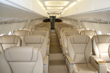 Emplacement jet privé : intérieur vide, sièges beige en cuir.