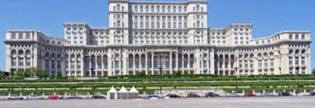 **Requête cible Yoast SEO:** Le Palais du Parlement à Bucarest

Le Palais du Parlement, vu de face.