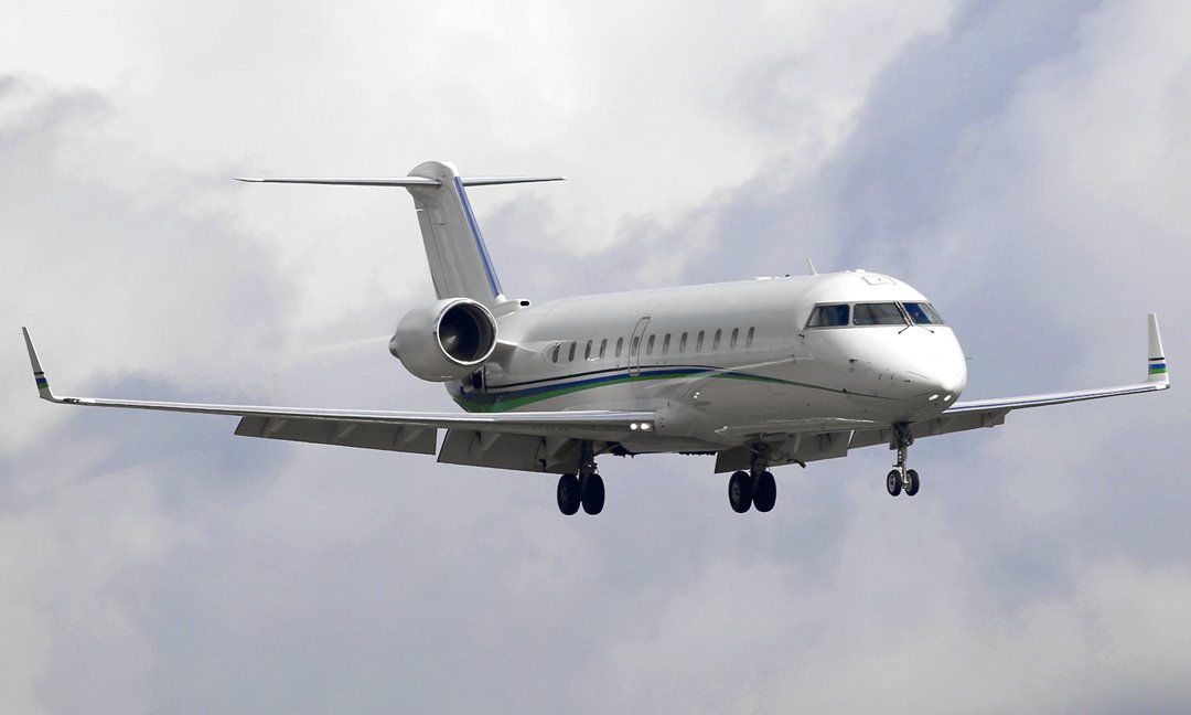 G550 jet privé en vol au dessus des nuages au couché de soleil