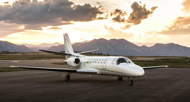 Location de jet privé CITATION V ULTRA au coucher du soleil.