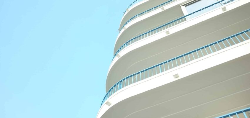 building blanc et barrières bleues