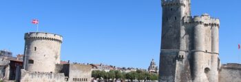 Vue aérienne de Paris avec la tour Eiffel en arrière-plan.