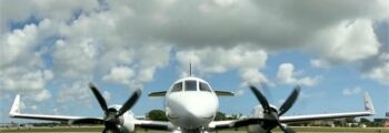 **location jet privé, petit avion bleu au décolleté**