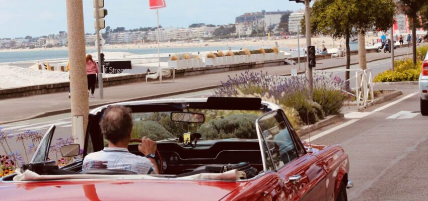 plage et voiture ancienne