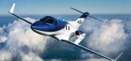 honda jet en vol dans les nuages