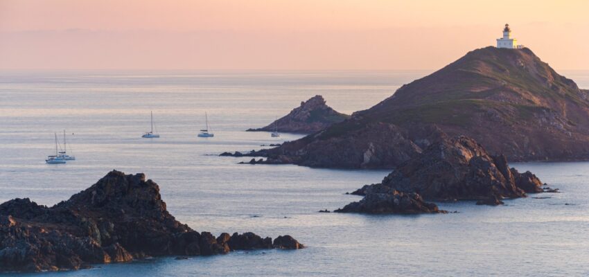 Ajaccio-Napoléon-Bonaparte : coucher de soleil côtier.