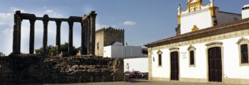 Ruines antiques et église à Evora Azur.