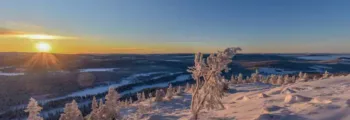 Snowboarder sautant en l'air sur une rampe enneigée.