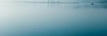 location de jet privé, Vue aérienne de l'aéroport près du lac