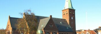 Rivière Dortmund au crépuscule avec des maisons modernes.