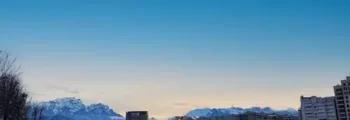 Snowboarder sautant en l'air sur une rampe enneigée.