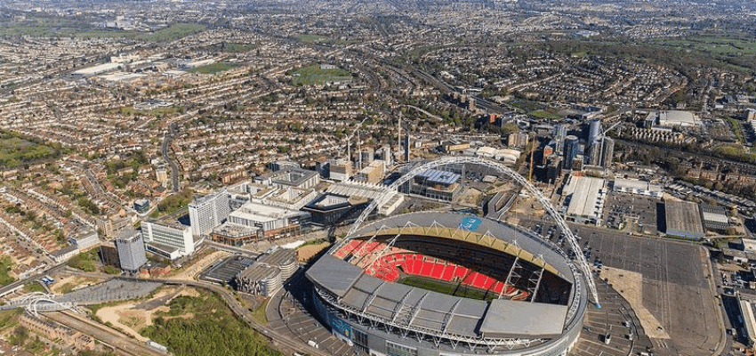 Vue aérienne du stade EURO 2020, environnement urbain.