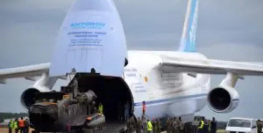 Antonio An-124 déchargement, ouvriers, équipement.