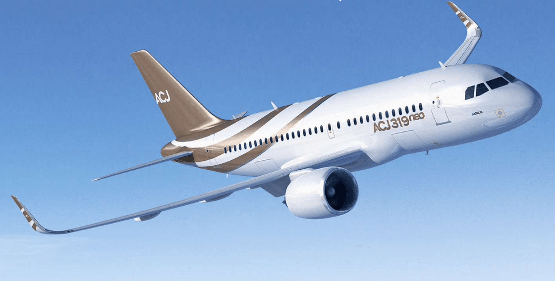 G550 jet privé en vol au dessus des nuages au couché de soleil